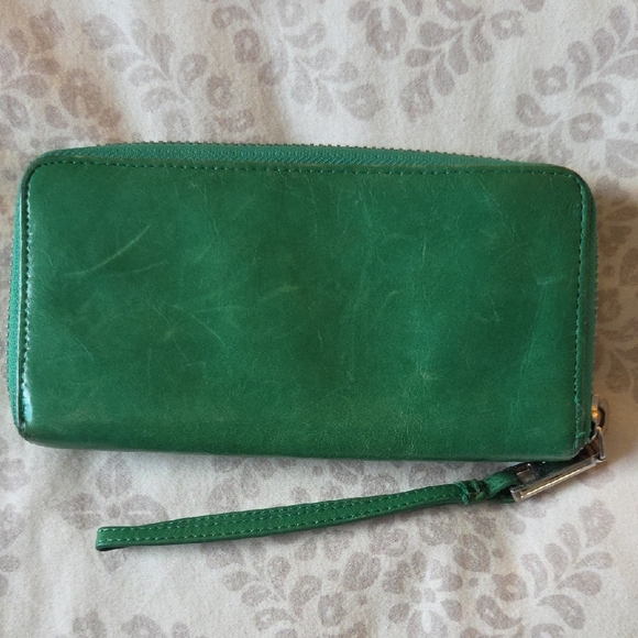 HOBO Green Leather Wristlet Wallet with Kiss-Lock Pocket - Picture 2 of 6